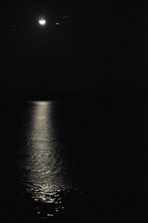 A lua e Júpiter iluminam o lago Petén, em Flores, na Guatemala